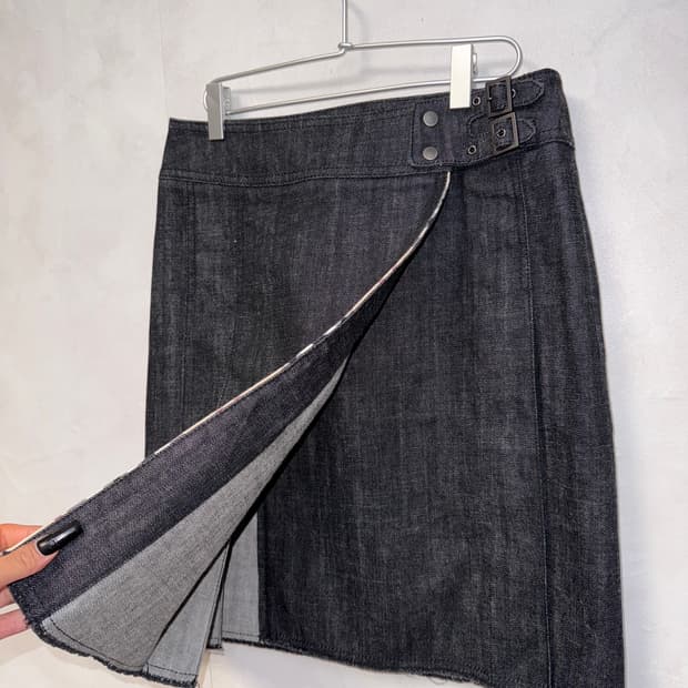 Burberry double buckle wrap pleats skirt
