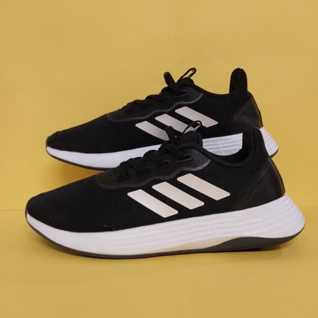 여성 아디다스 QT 레이서 스니커즈, 운동화 (230)