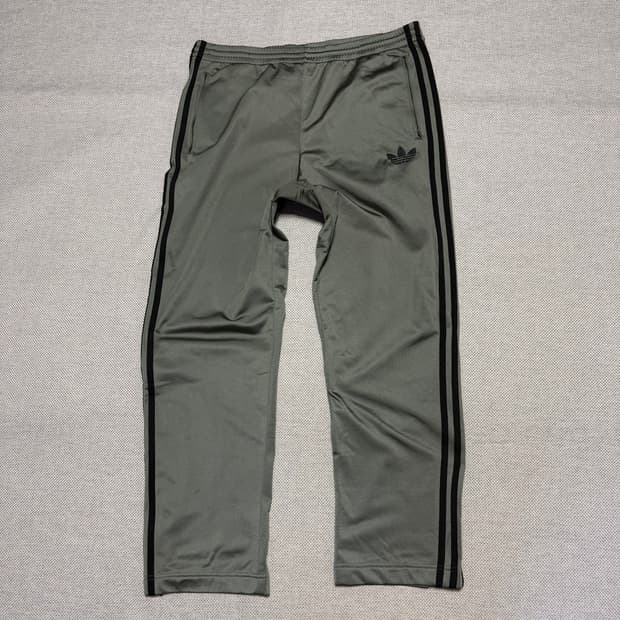 아디다스 파이어버드 카키 팬츠