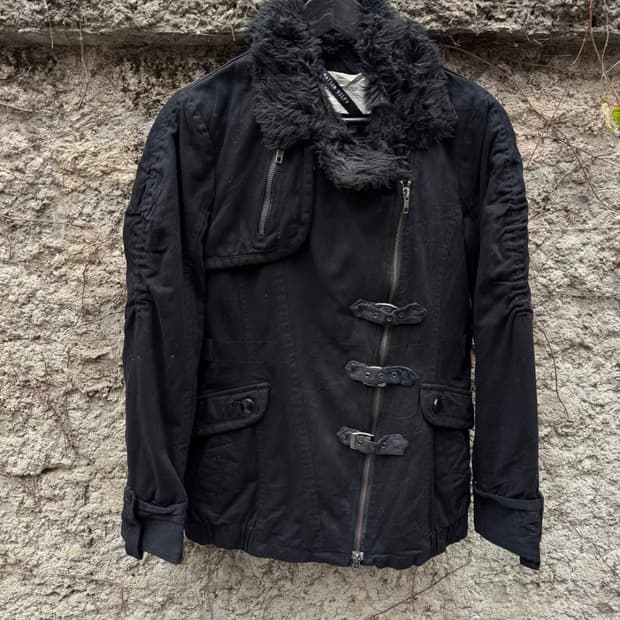 V-kei 퍼 스트랩 디테일 자켓