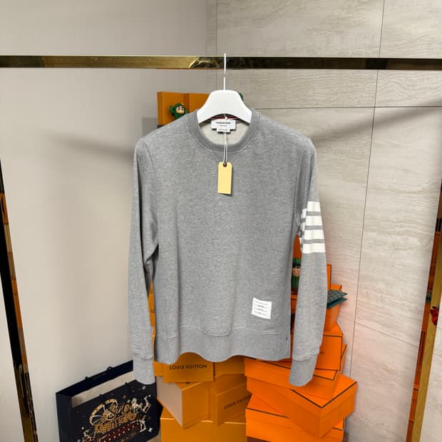 [3사이즈]톰브라운 사선 완장 그레이 맨투맨