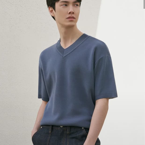 에센셜 브이넥 하프 니트