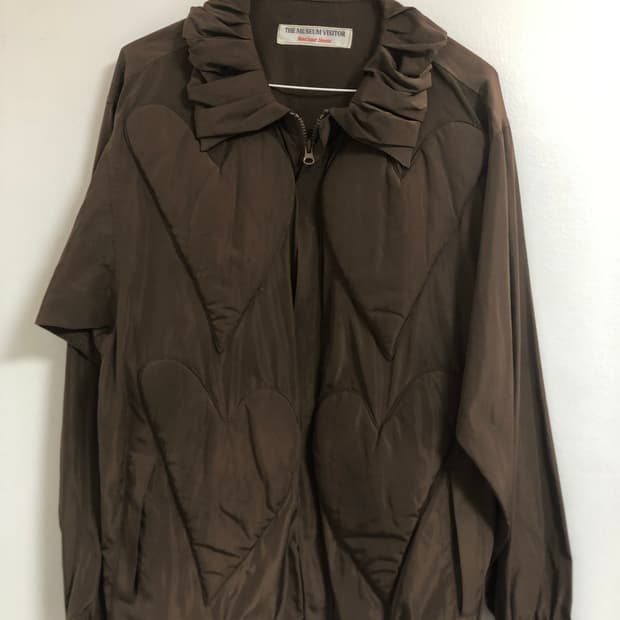 더뮤지엄비지터 바람막이