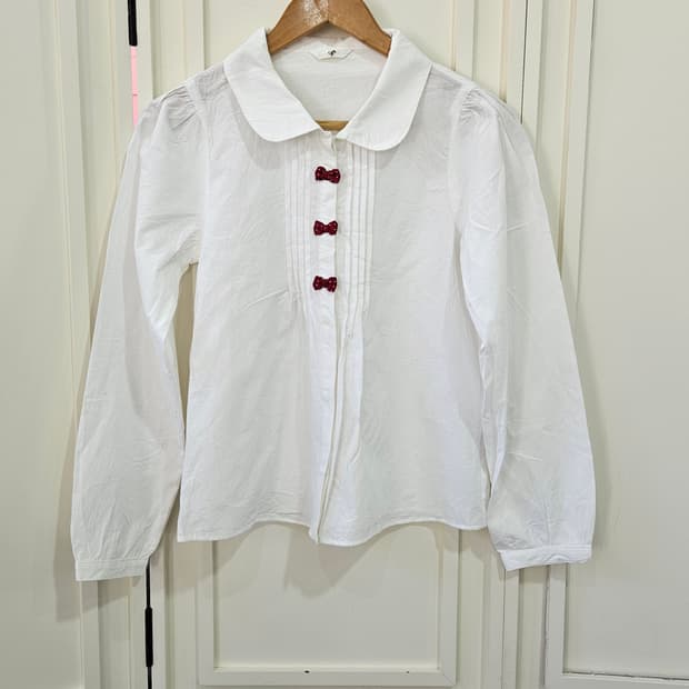 화이트 핀턱 리본 블라우스