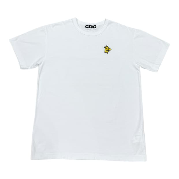 꼼데가르송 X 포켓몬 피카츄 엠블럼 반팔티 화이트 XL