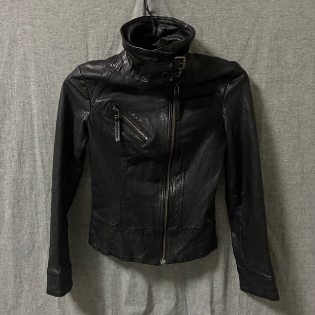 하이넥 사선 가죽 자켓