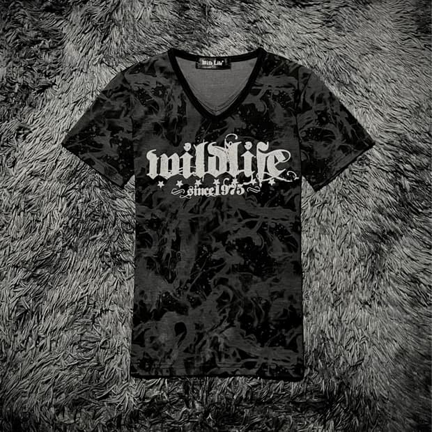 Wild Life 타이다이 페인트 패턴 고딕 레터링 V넥 반팔 티셔츠