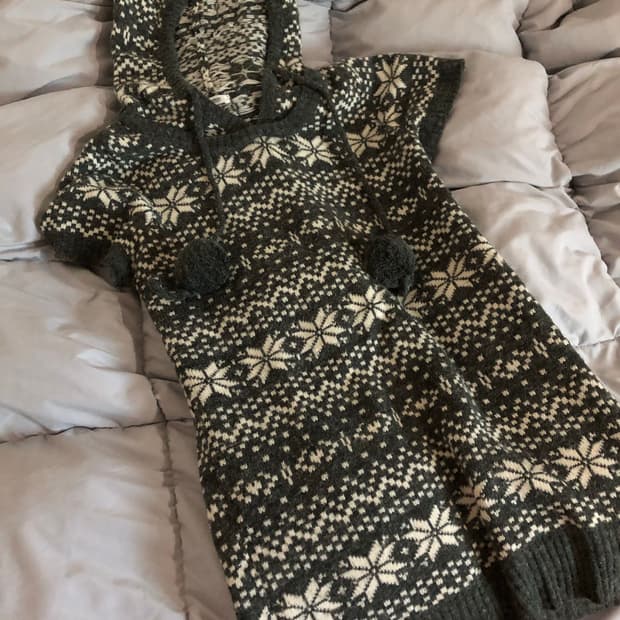 노르딕 차콜 후드 니트 원피스 폼폼 니트