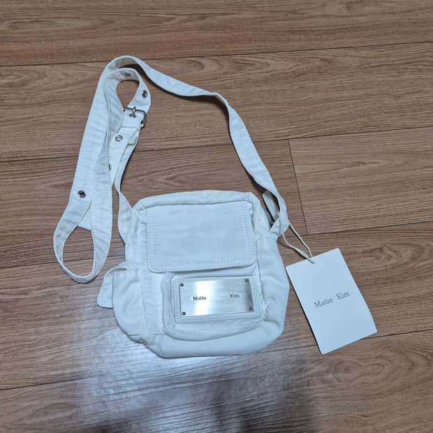 (새상품)마뗑킴 카고 크로스 미니백 화이트