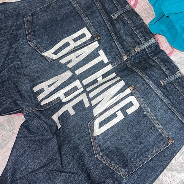 베이프 백로고 데님팬츠