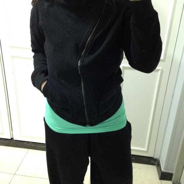 Unbalanced hood zipup