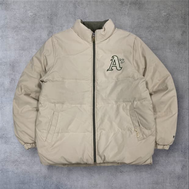 WWS 베이지 컬러 오클랜드 애슬레틱스 로고 푸퍼 패딩