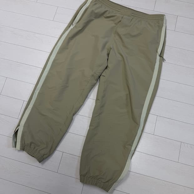 룰루레몬 남성 골프 바지 L사이즈입니다. 카키색 바지에 옆 라인 따라 흰