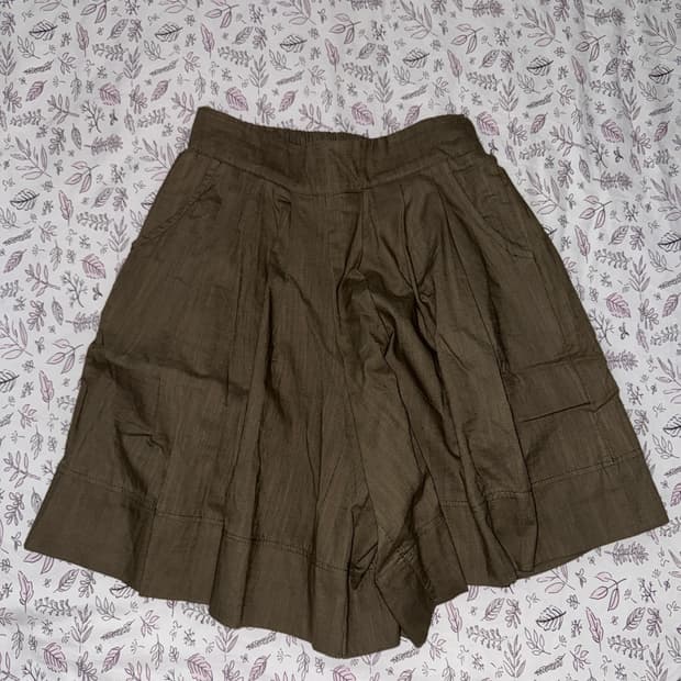 KHAKI SKORT