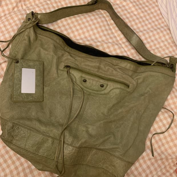 발렌시아가 커리어 라지