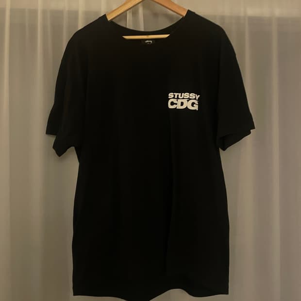 [L] CDGx스투시 꼼데 서프맨 반팔티 블랙