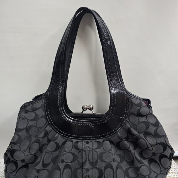 코치 자가드 숄도백