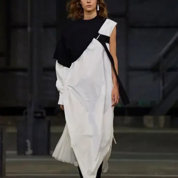 Hyke 하이크 ASYMMETRIC SWEATER TOP