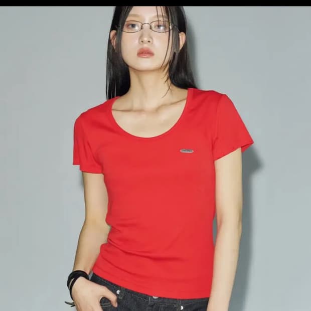 무신사 헬레네파리스 헬레네 그레이버 하프 티셔츠 레드