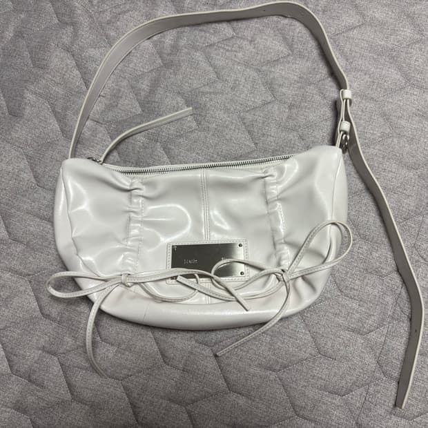 마뗑킴 하프 셔링 리본 라운드백 아이보리