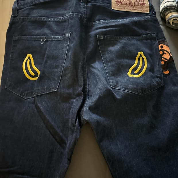 베이프 베이비 마일로 자수 데님 팬츠