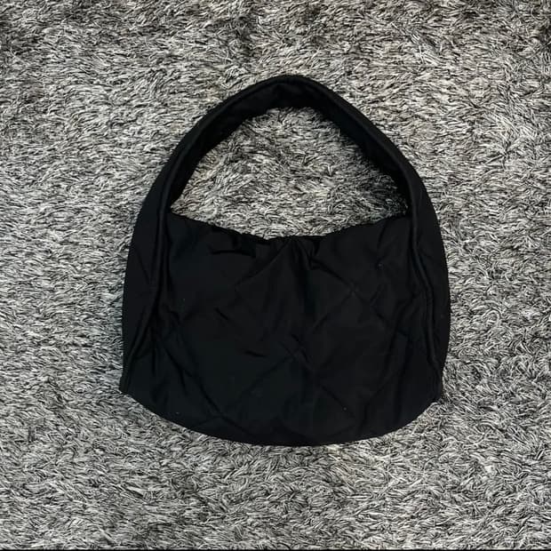 COS 코스 다이아몬드 퀼티드 숄더 백