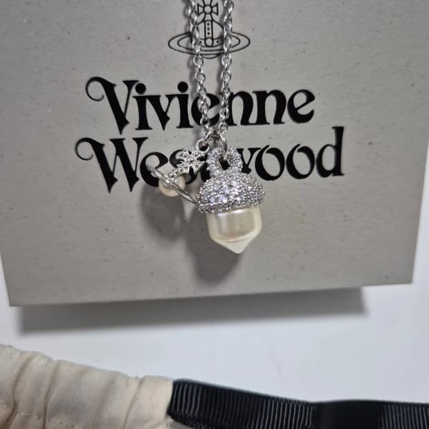 비비안웨스트우드 루실 도토리 펜던트 목걸이