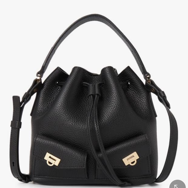 살바토레페라가모 허그 멀티포켓 버킷백