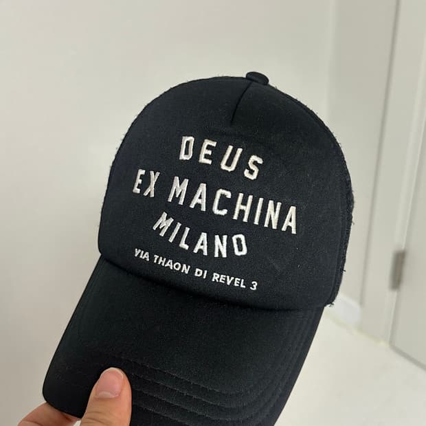 데우스 엑스 마키나 밀라노 캡
