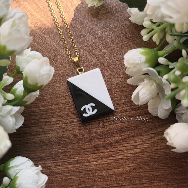 샤넬 블랙&화이트 하프 스퀘어 목걸이