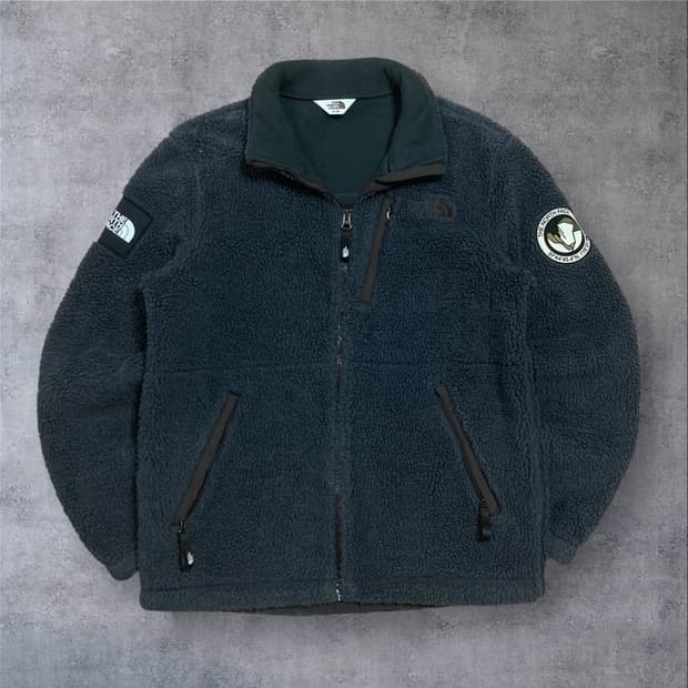 노스페이스 스몰 로고 사이드 패치 차콜 쉐르파 자켓