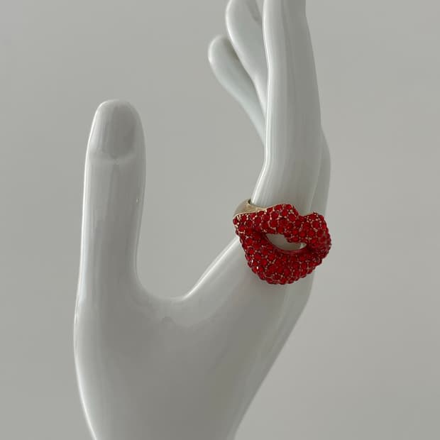 vintage gold kiss ring