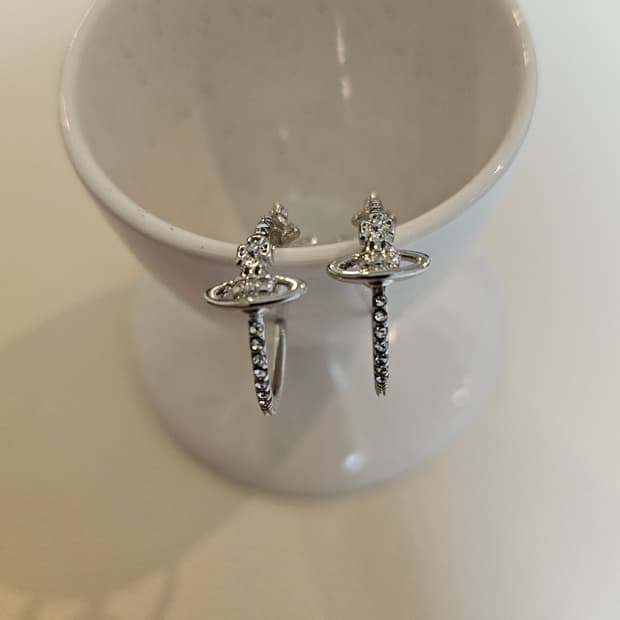 비비안웨스트우드 업사이클링 후프링 은장 귀걸이