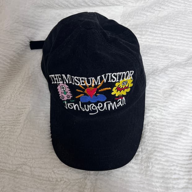 더뮤지엄비지터 모자