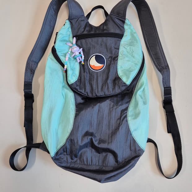 티켓투더문 미니백팩 15L (다크그레이/민트)