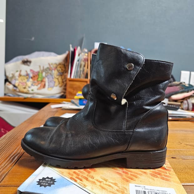 가죽 진짜 좋음! 앵클 부츠 245-250사이즈 안에 털 있어서 따뜻함 