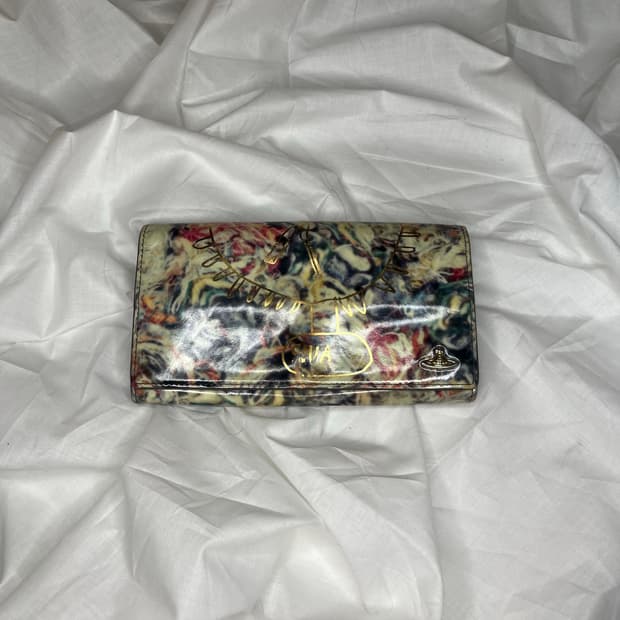 비비안 웨스트우드 오브 마블 프린트 페이턴트 레더 장지갑