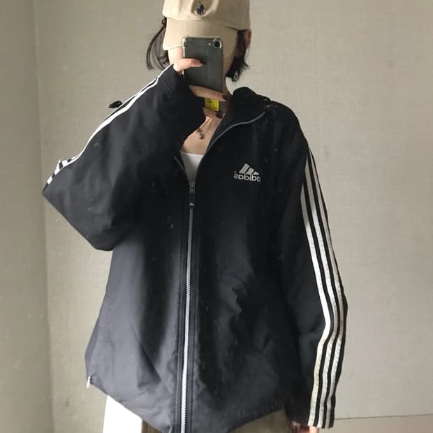 아디다스 90s 검흰 오버핏 누빔패딩