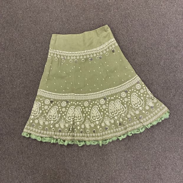 OS) Japanese vintage 여성 비즈 디테일 에스닉 패턴 미디