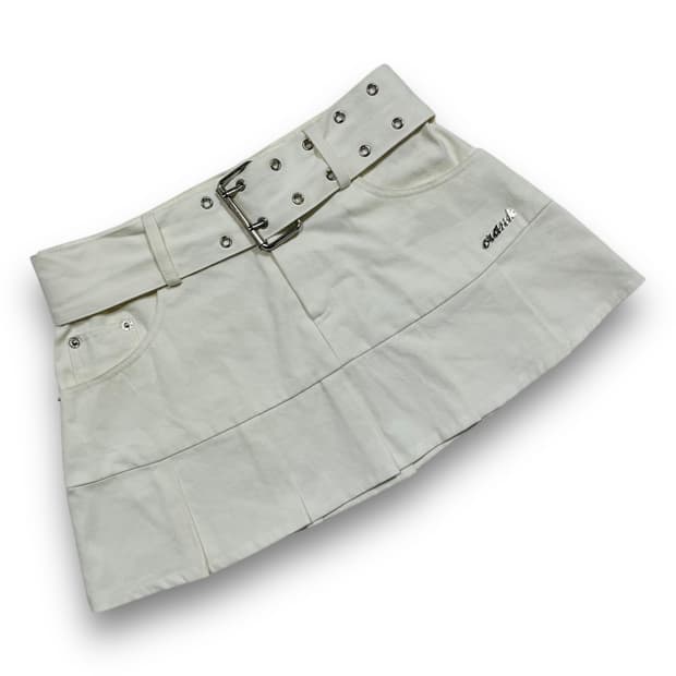 크랭크 아일렛 벨트 화이트 플리츠 스커트