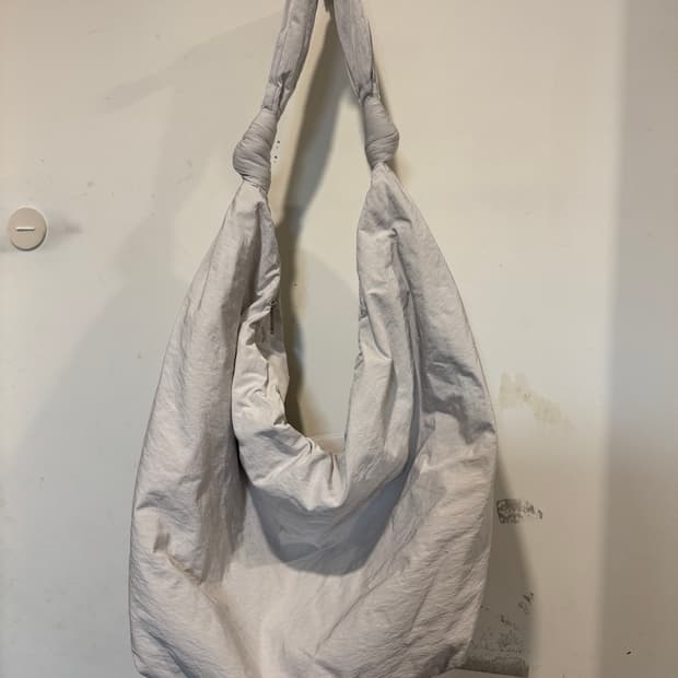 코스 드레이프드 백