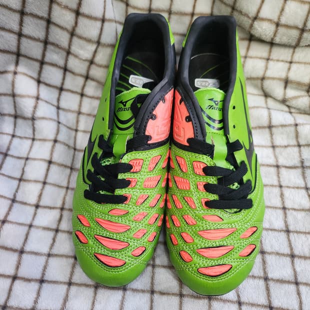 미즈노 여성 축구화