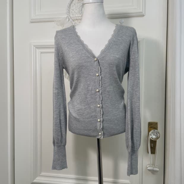 gray lace trim pearl point v-neck cardig
