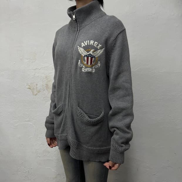 아비렉스(AVIREX) 멜란지 양면 자수 패치 코튼 드라이버 니트 집