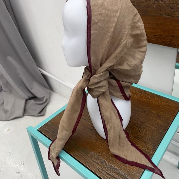 베이지 브라운 레드 포인트 머플러