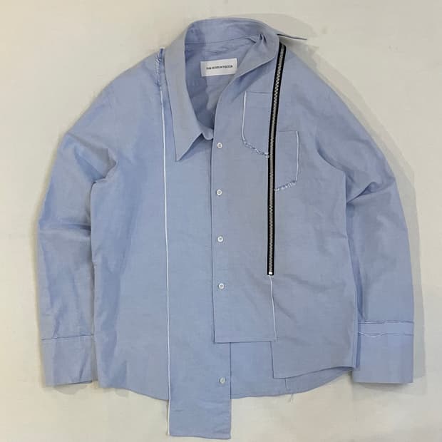 더뮤지엄비지터 블루 트위스티드 지퍼 셔츠