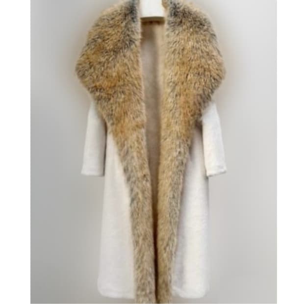 화이트 럭셔리 페이크 퍼 롱코트 (새상품)