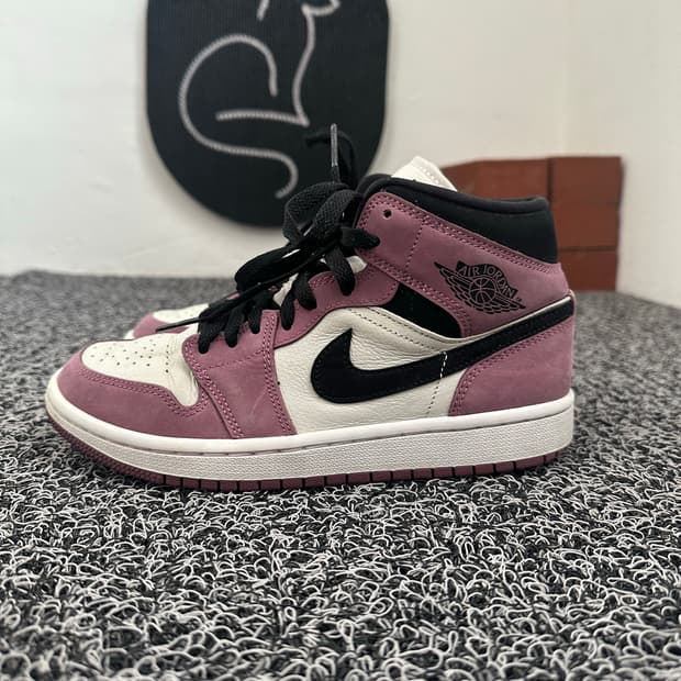 나이키 조던 1 미드 SE 라이트 멀베리 235