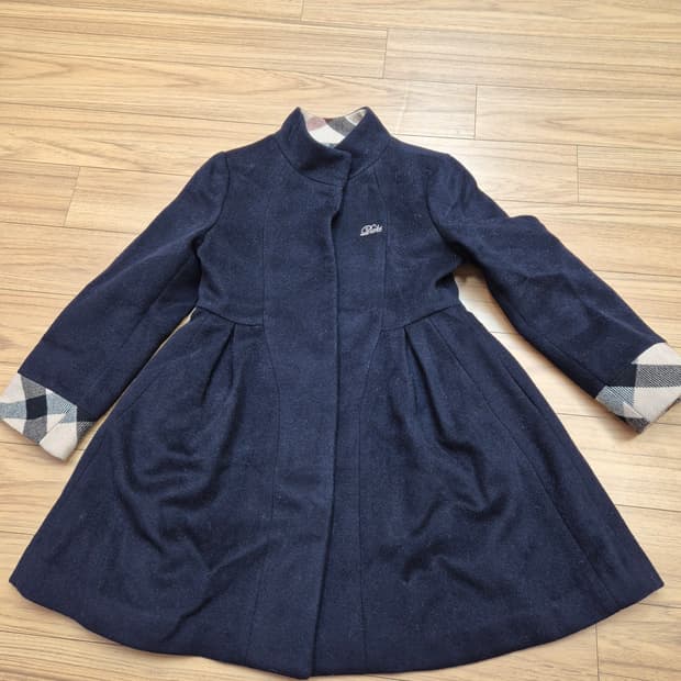 닥스 여아용 네이비 플레어 코트 120사이즈입니다. 닥스 특유의 체크무늬