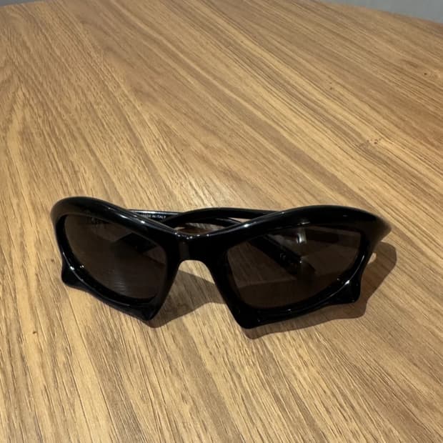 ✨발렌시아가 블랙 bat 선글라스